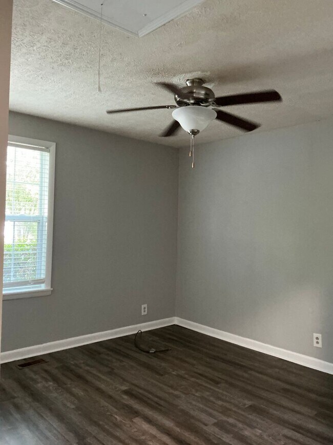 Building Photo - 203 Creekside Dr