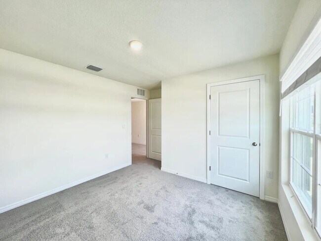 Building Photo - **AVAILABLE AUGUST 1** Charming 3-Bedroom ...