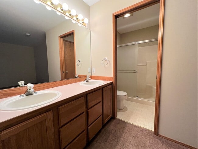 Building Photo - Single Story 2 Bdrm Duplex - Avail Now!