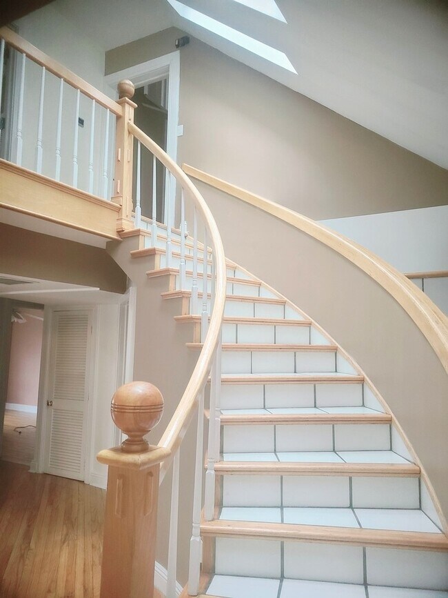 Building Photo - 630 Whitney Ave