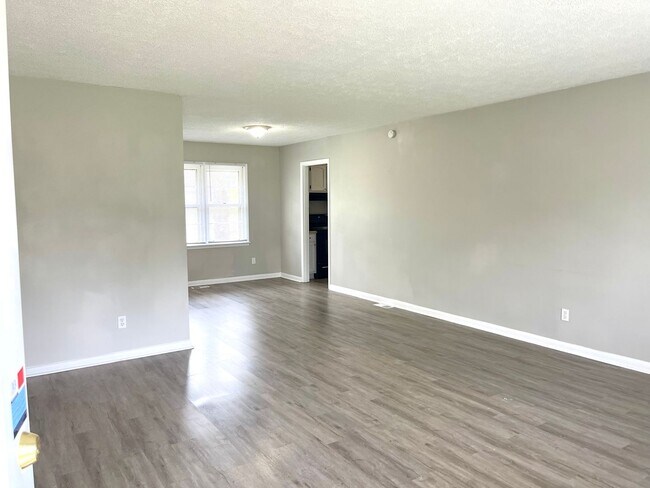 Building Photo - Welcome to this charming 4 bedroom, 2 bath...