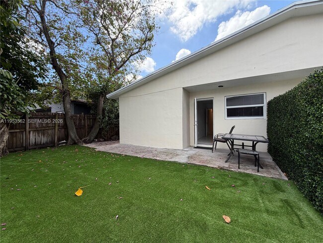 Building Photo - 951 SW 16th St