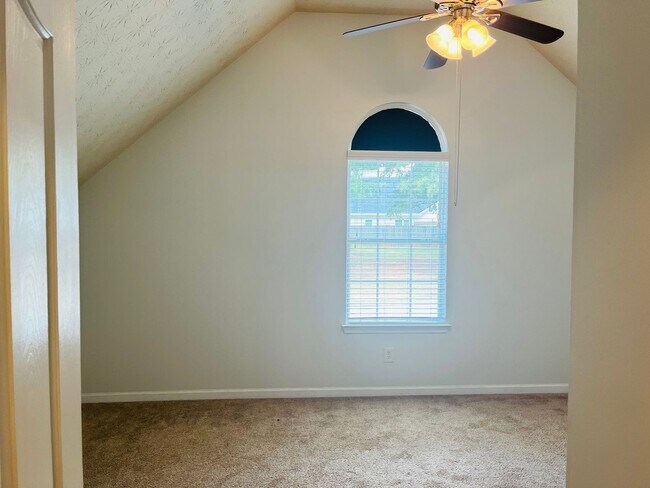 Building Photo - Beautiful 4 bedroom, 2.5 bathroom home in ...