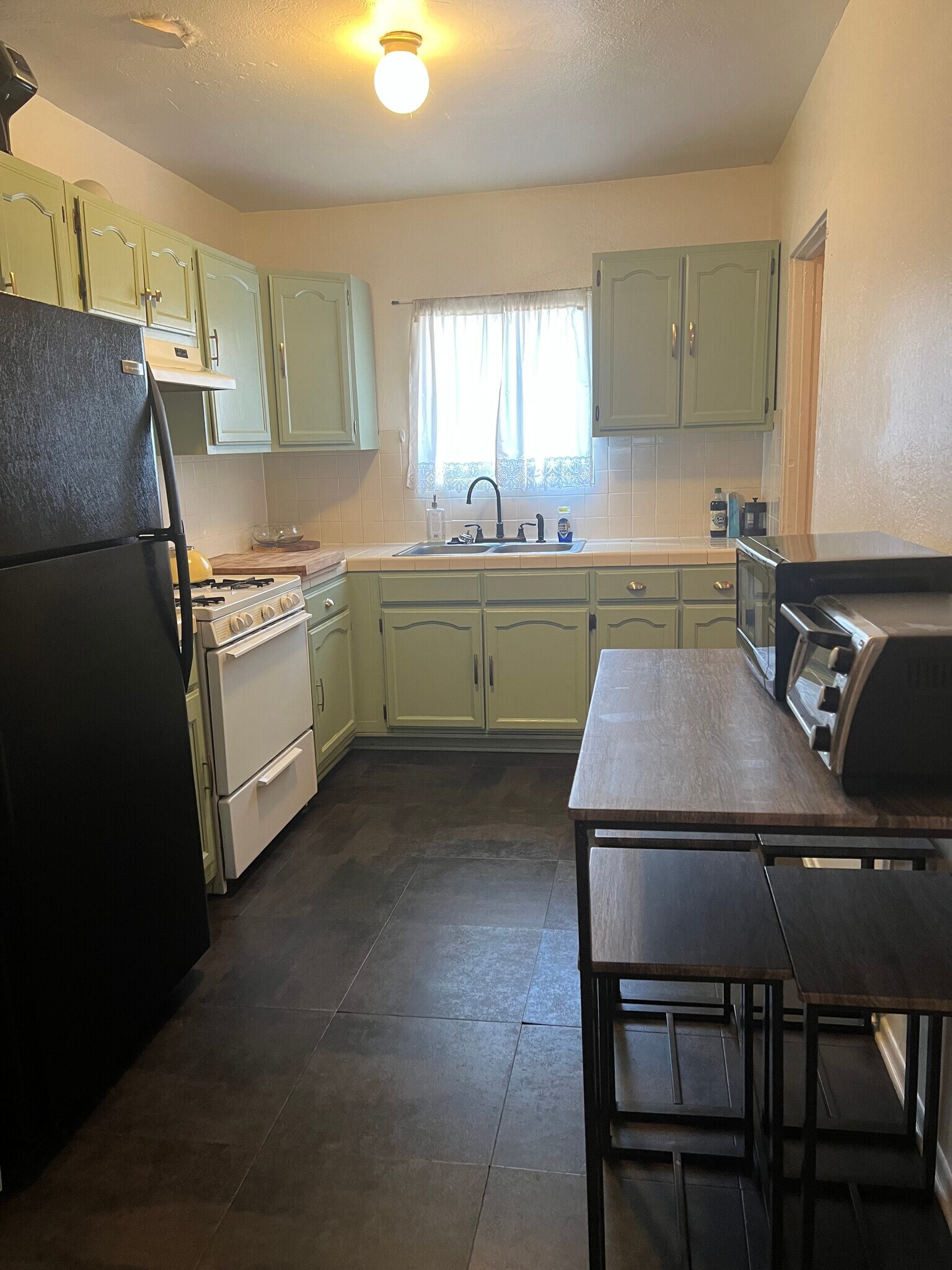 Kitchen - 2832 S Sycamore Ave