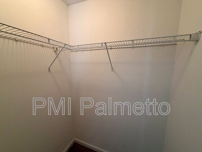 Building Photo - 1064 Kingston Village Loop