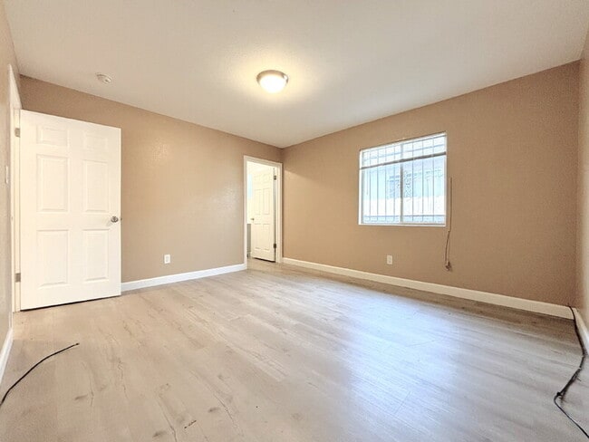 Building Photo - 1385 E Vernon Ave