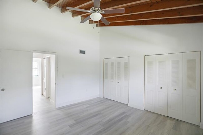 Building Photo - 8841 NE 4th Avenue Rd