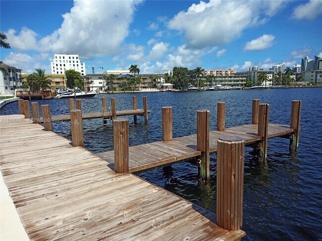 Building Photo - 450 Golden Isles Dr