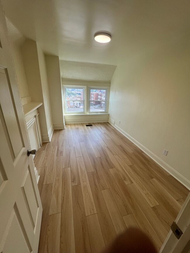 Building Photo - 5 bedrooms 2 bathrooms