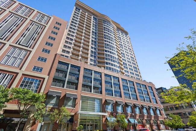 Building Photo - 807 Davis St