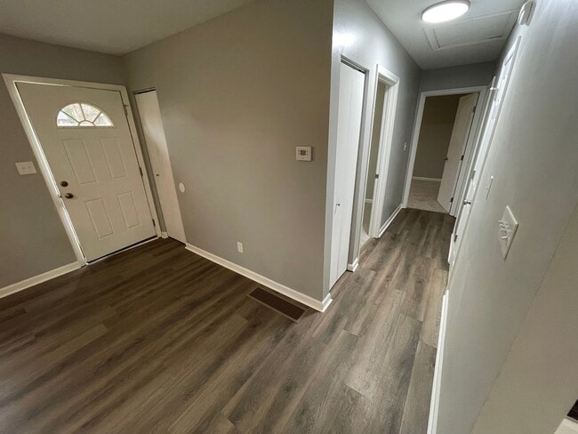 Building Photo - Brick Home For Rent Shelbyville