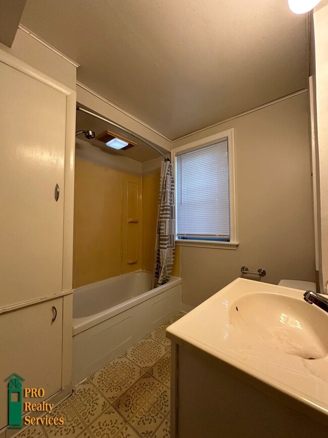 Building Photo - 3 Bedroom Home in St. Paul