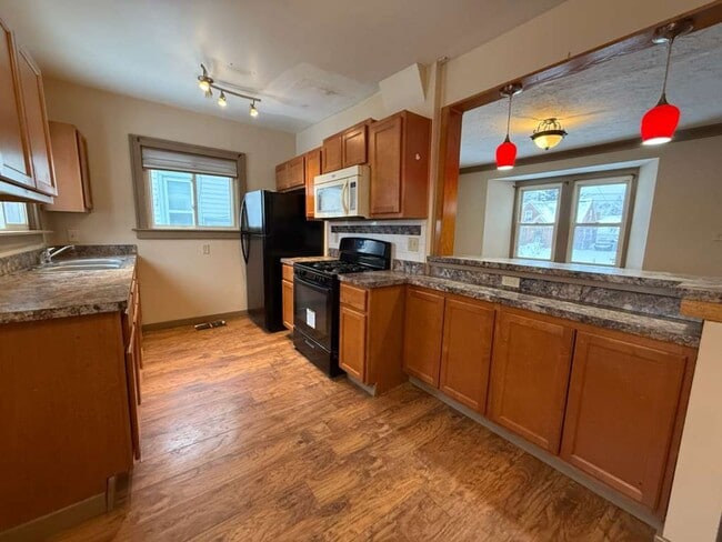 Building Photo - 2 BED, 1 BATH BEAUTIFIL SINGLE-FAMILY HOME IN EUCLID!