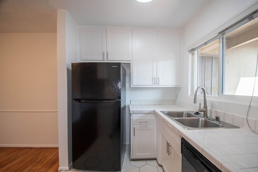 Building Photo - 15033 Burbank Blvd