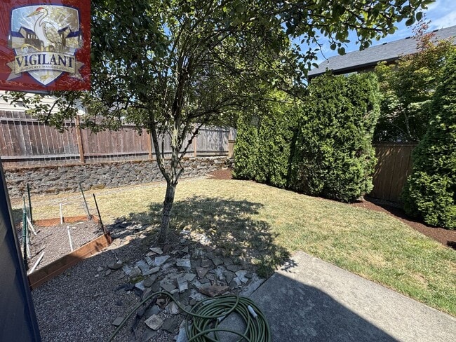 Building Photo - 1614 N Falcon Dr