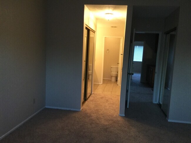 Building Photo - 2 Bedroom 2.5 Bathroom Condo in Canyon Crest