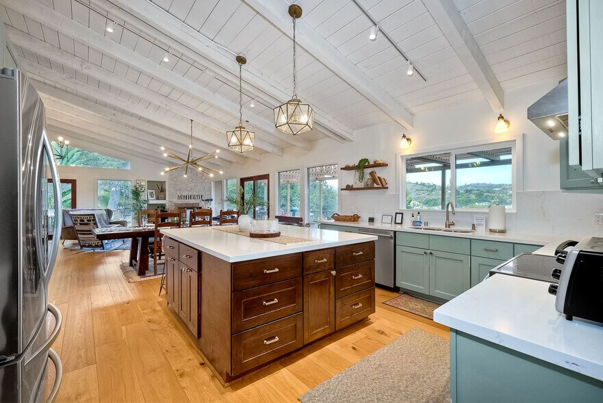 Building Photo - 3046 Skycrest Dr