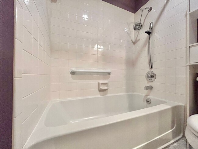 Building Photo - Comfortable & Nice 3BR / 2BA One-Level Home — Garage, Yard & Laundry Room