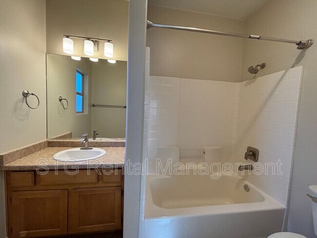 Building Photo - 700 N Main St