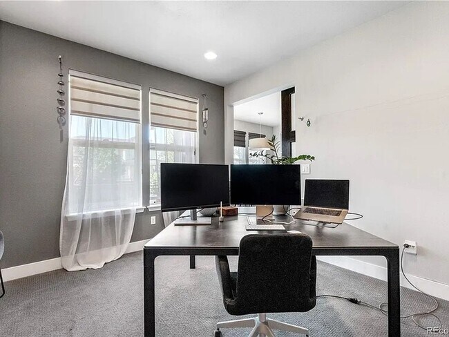 Building Photo - Stunning 4BR House on corner lot in Denver...