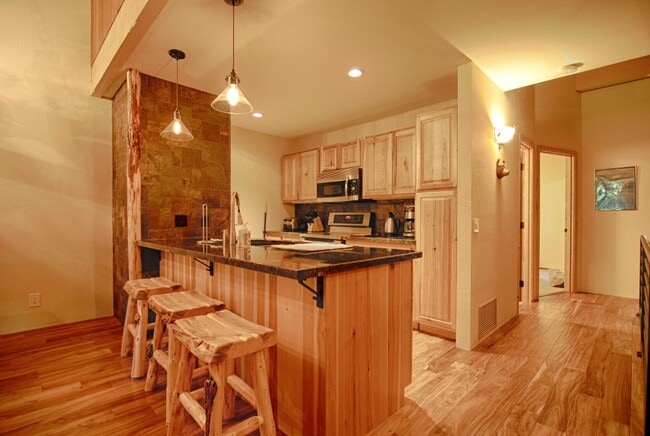 Building Photo - SKI LEASE: Kings Beach; Updated & Well App...