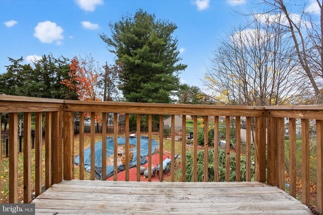 Building Photo - 11 Grant Dr