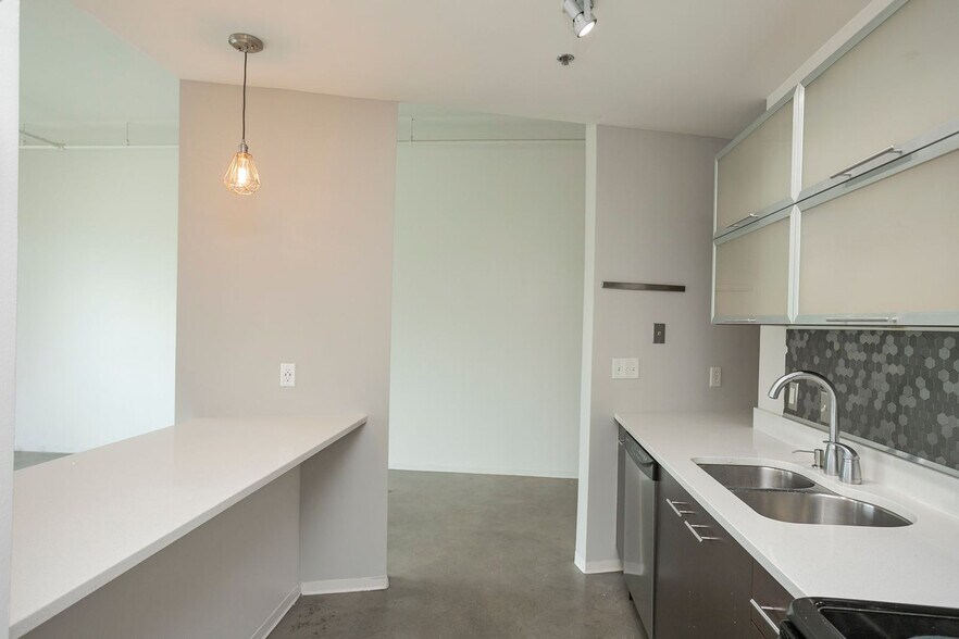 Building Photo - 2115 Yeaman Pl