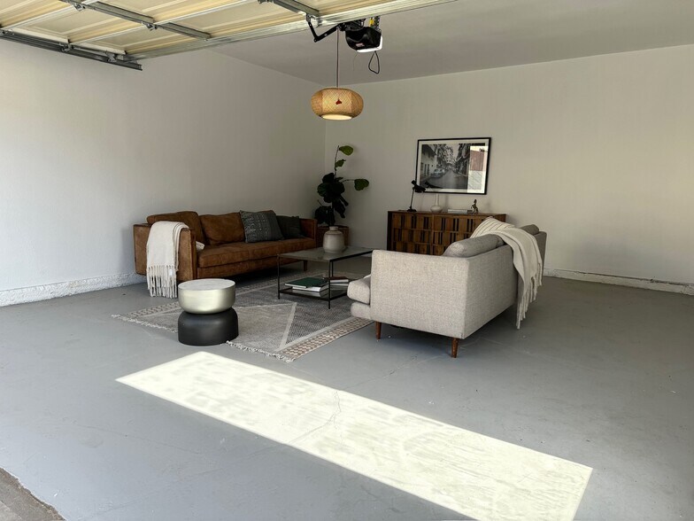 Building Photo - 5950 Simpson Ave