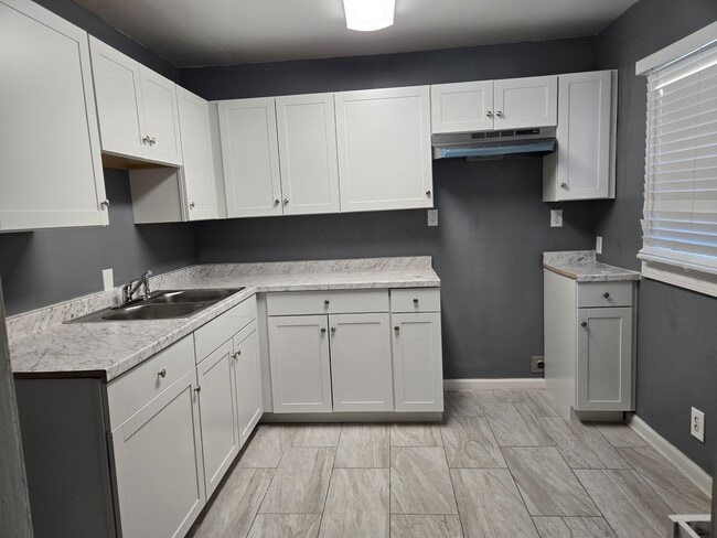 Building Photo - Charming & Conveniently located 3 bedroom home, 1.5 bath in 38134!