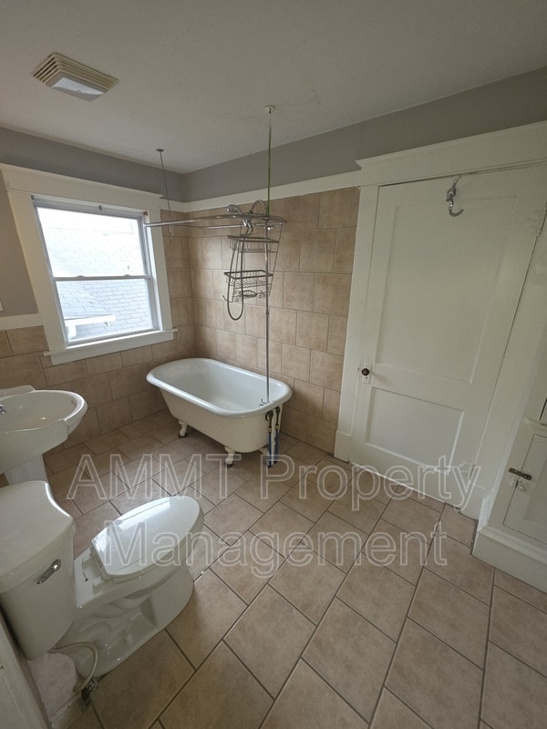 Building Photo - 1837 Grande Ave SE