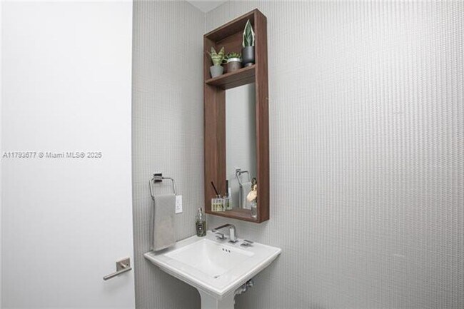 Building Photo - 2821 S Bayshore Dr