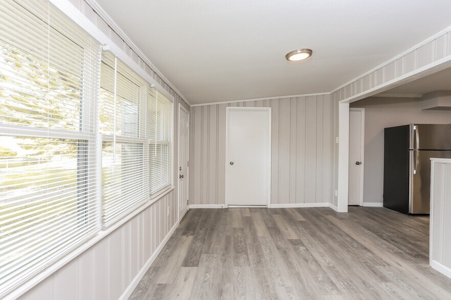 Building Photo - 9765 Dennis Dr