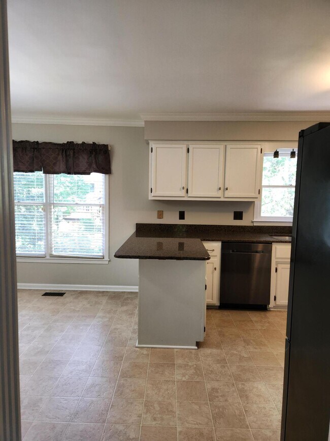 Building Photo - 841 Edgewood Dr