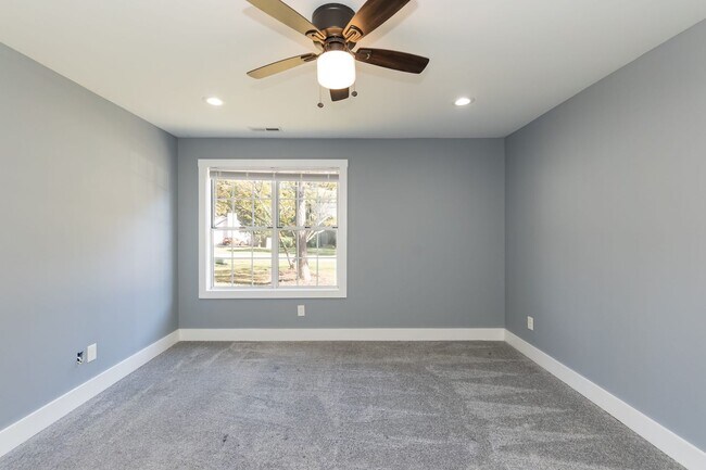 Building Photo - Three Bedroom Home!