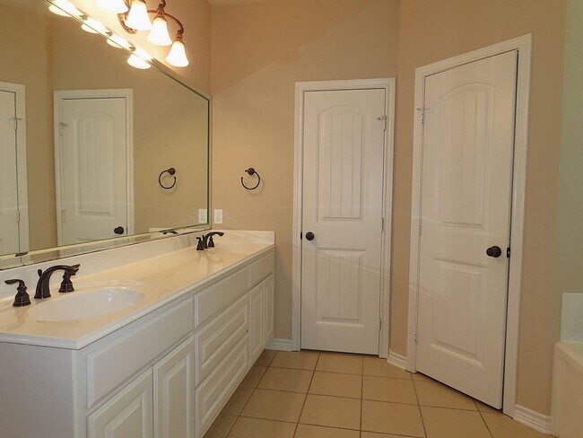 Building Photo - Extraordinary 3 Bedroom, 2 Bath Home in Southeast Tyler! Coming Soon!