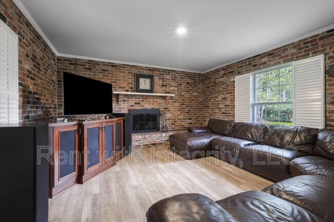 Building Photo - 1917 Sharon Rd