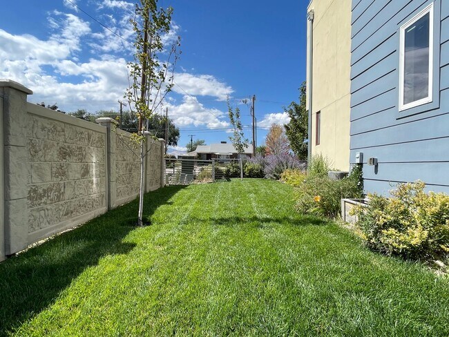 Building Photo - Gorgeous Townhome in South Jordan!