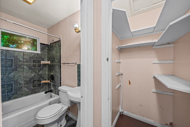Building Photo - Cute 2/1.5 Duplex, Minutes from TTU & Downtown LBK