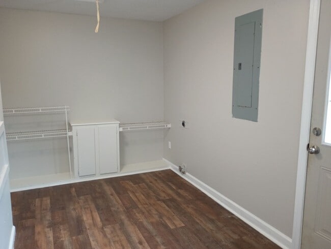 Building Photo - 4 Bedroom 3 Bath Coming Available!!