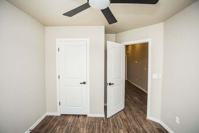 Building Photo - Modern 3/2/1 Duplex!