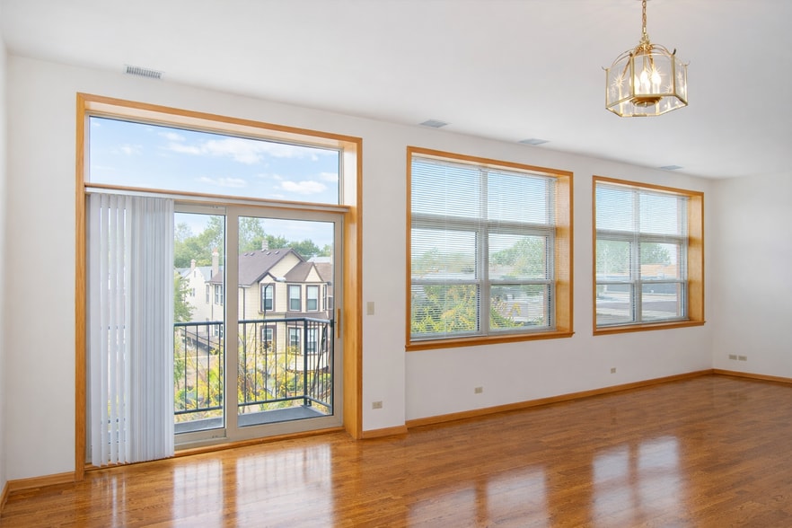 Building Photo - 2340 W Montana St