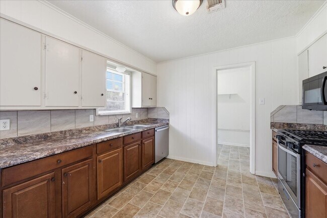 Building Photo - 118 8th Ave