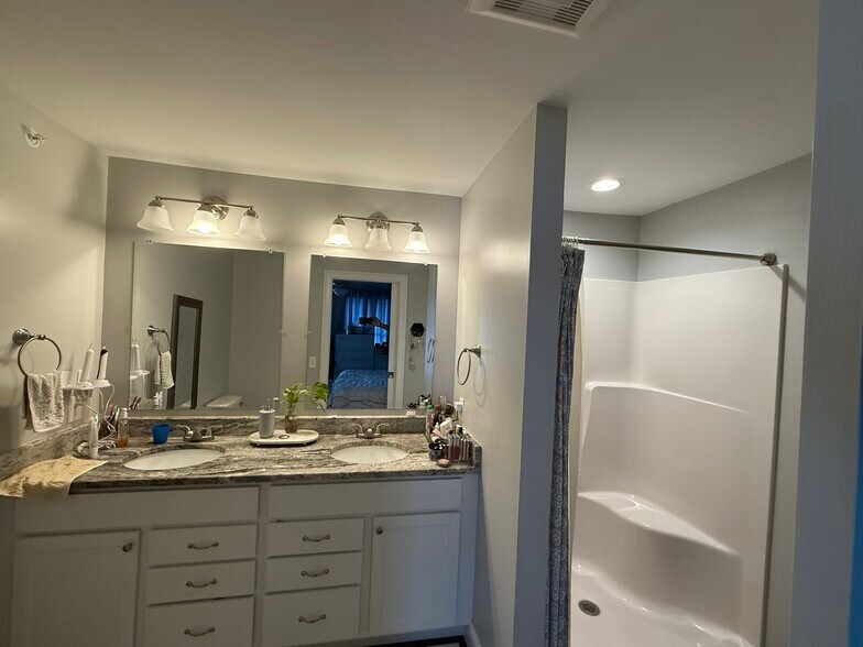 Double vanity master bath - 1 Camelia Ave