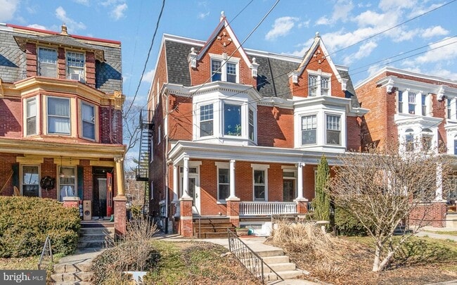 Building Photo - 340 College Ave