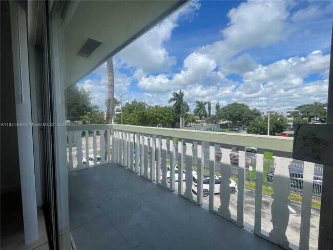 Building Photo - 15221 NE 6th Ave