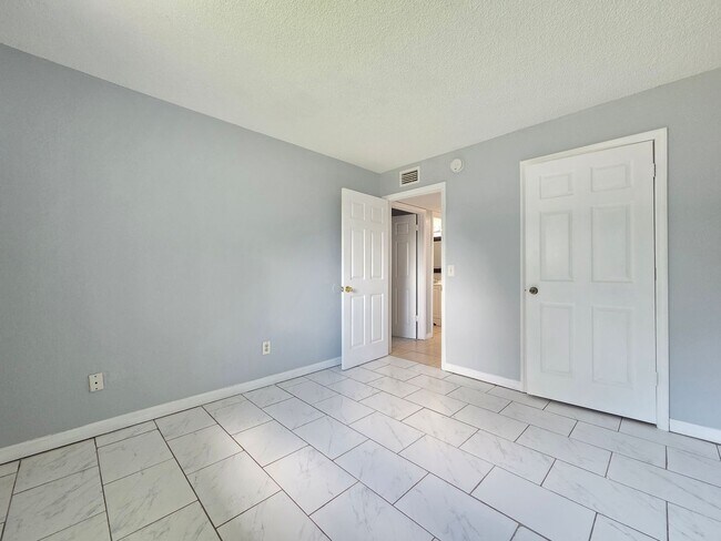 Building Photo - 605 Northlake Blvd