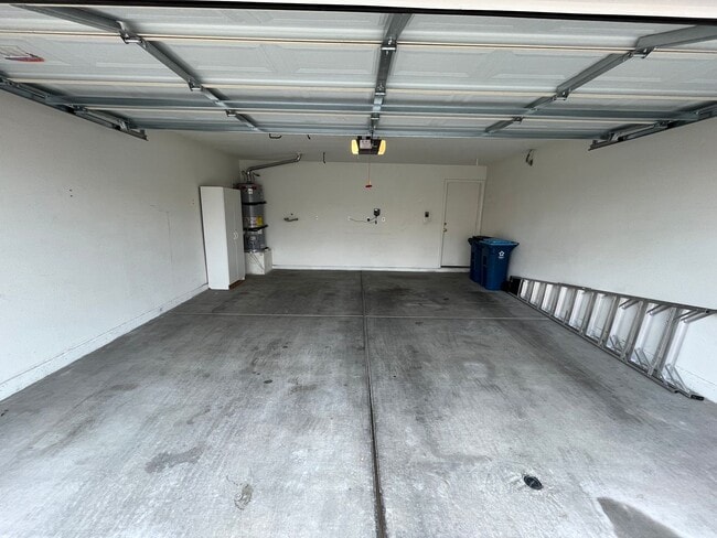 Building Photo - Lovely Gated Townhome Single Story Community.