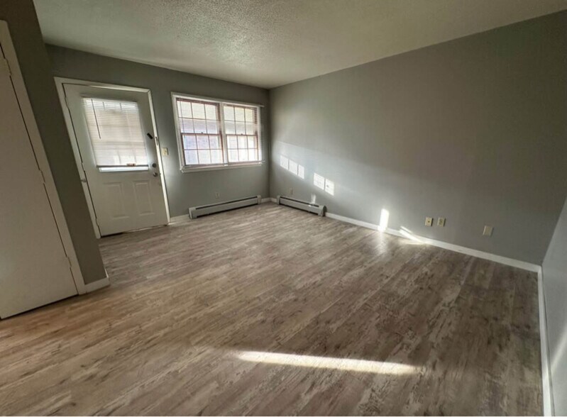 Building Photo - 2430 Muscatine Ave