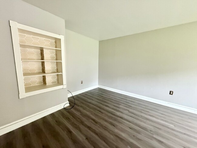 Building Photo - Three bedroom townhouse in beautiful Whitp...
