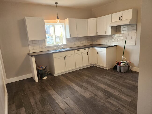 Building Photo - 523 Jackson St